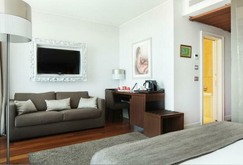 جناح جونيور, Milano Scala