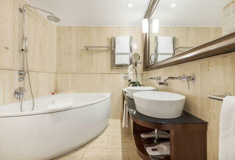 جناح, Milano Scala