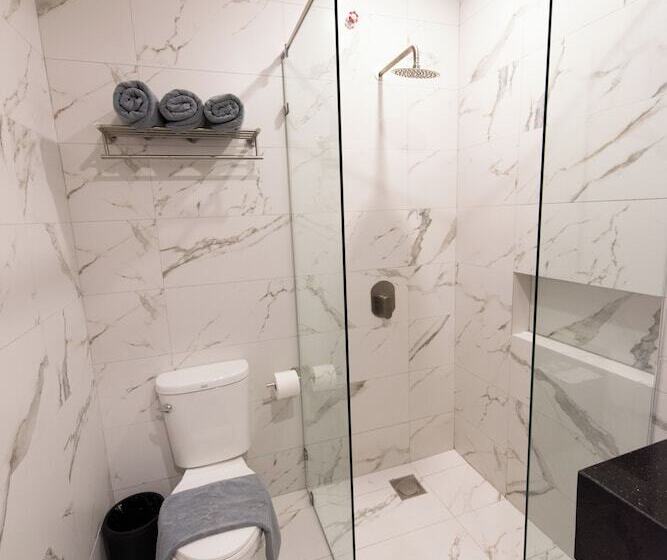 اتاق لوکس, One