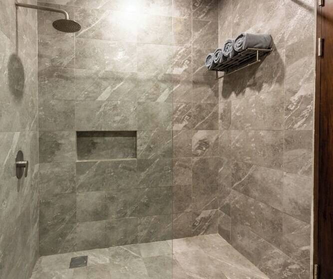 اتاق خانوادگی, One