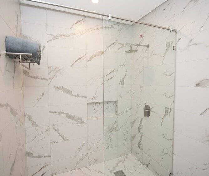 اتاق خانوادگی, One