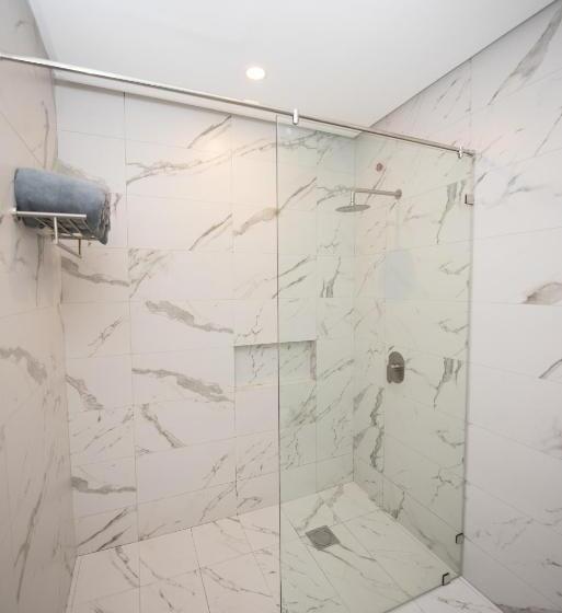 اتاق لوکس خانوادگی, One