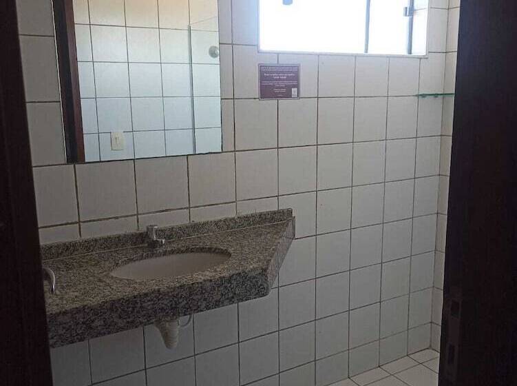 חדר סטנדרט לשלושה, Boreas Apart