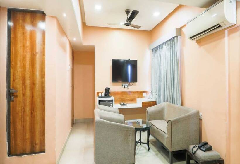 Quarto deluxe, J K Regency