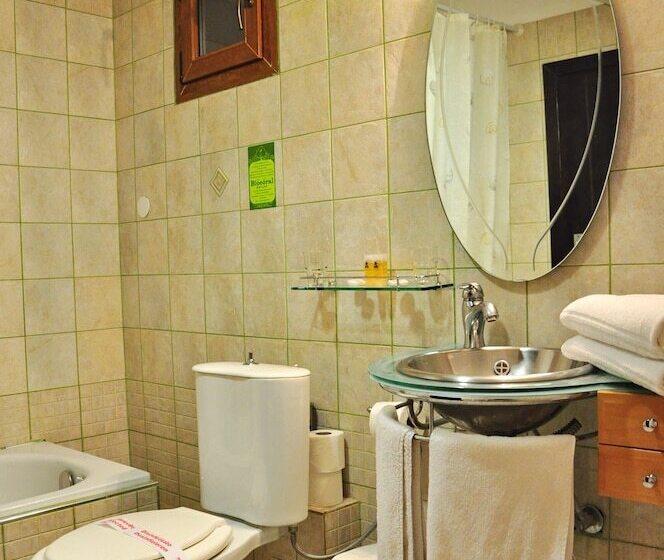 غرفة قياسية ثلاثية, Four Seasons