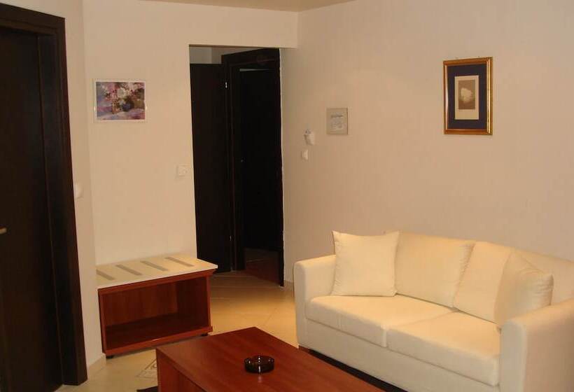 غرفة قياسية ثلاثية, Four Seasons