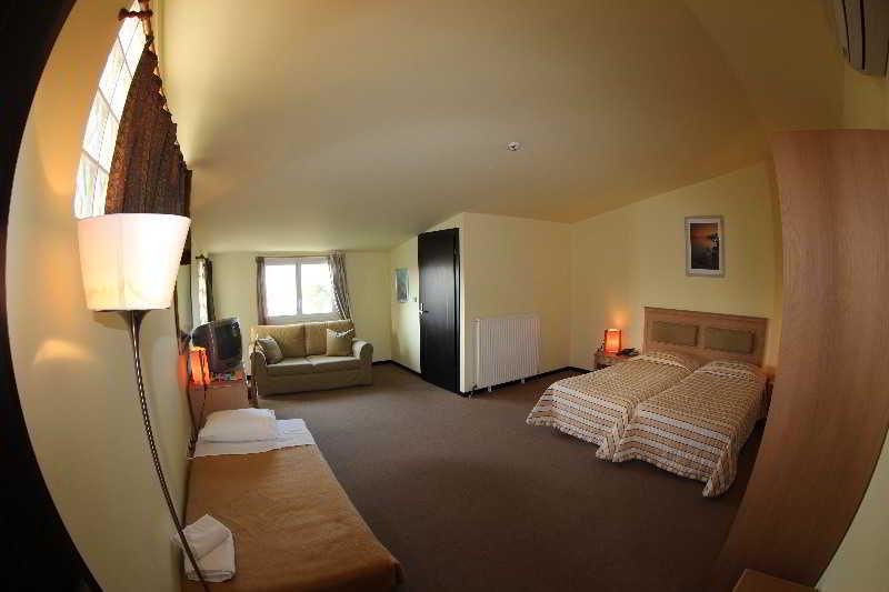 غرفة قياسية ثلاثية, Four Seasons