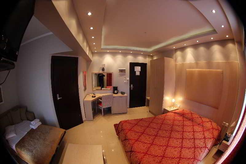 غرفة قياسية ثلاثية, Four Seasons