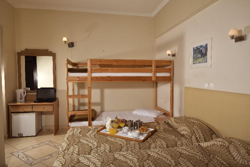 غرفة قياسية ثلاثية, Four Seasons