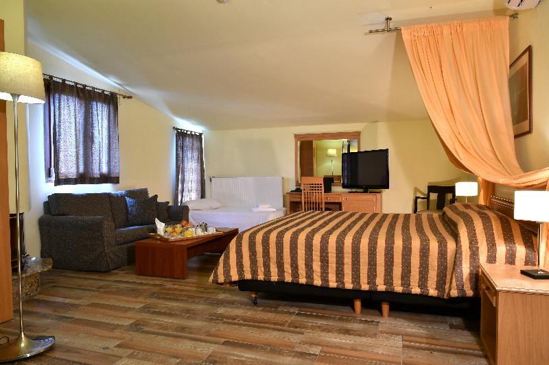 غرفة قياسية ثلاثية, Four Seasons