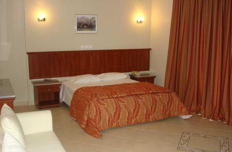 غرفة قياسية ثلاثية, Four Seasons