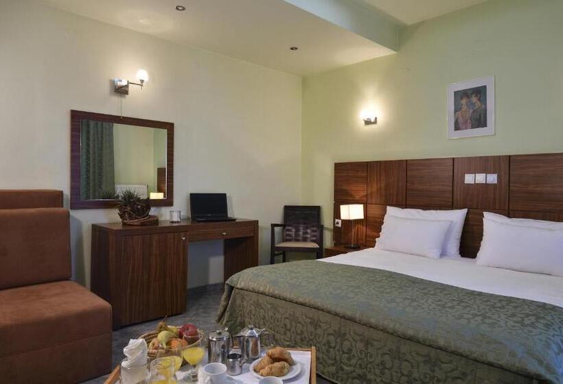 شقة غرفتين, Four Seasons