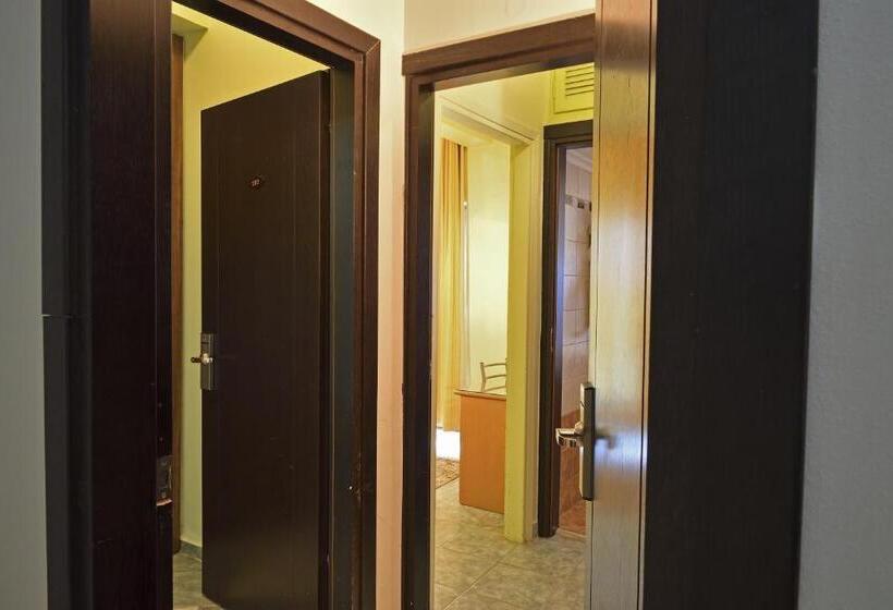 شقة غرفتين, Four Seasons