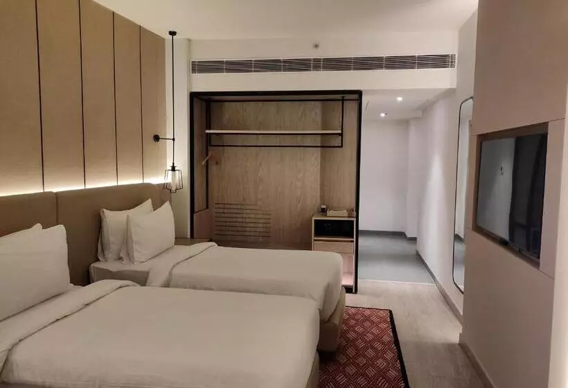 キングサイズベッドのクラブルーム, Golden Tulip Lucknow