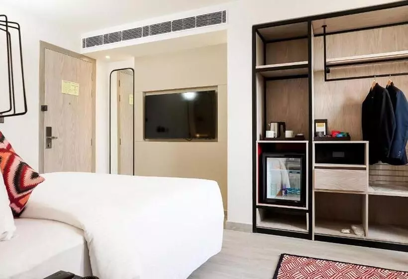 キングサイズベッドのクラブルーム, Golden Tulip Lucknow