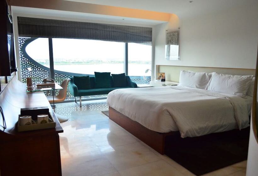 اتاق استاندارد با چشمانداز دریاچه, The Park Hyderabad, Banjara Hills Near Hussain Sagar Lake