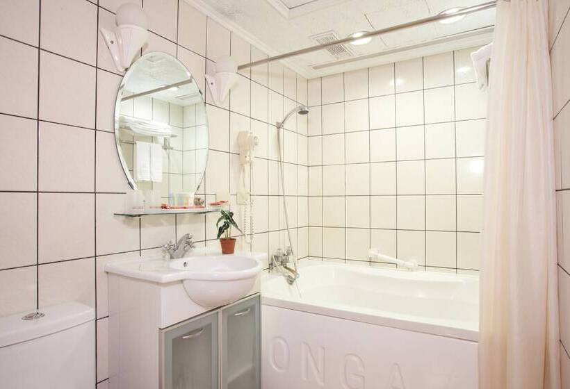 اتاق استاندارد, Tai Hope