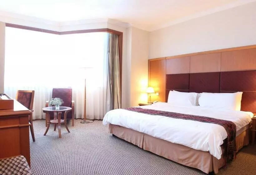 キングサイズベッドのスタンダードルーム, Imperial Hotel Miri