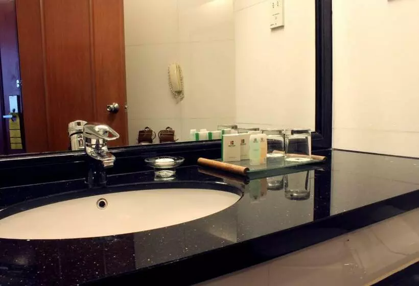 キングサイズベッドのスタンダードルーム, Imperial Hotel Miri