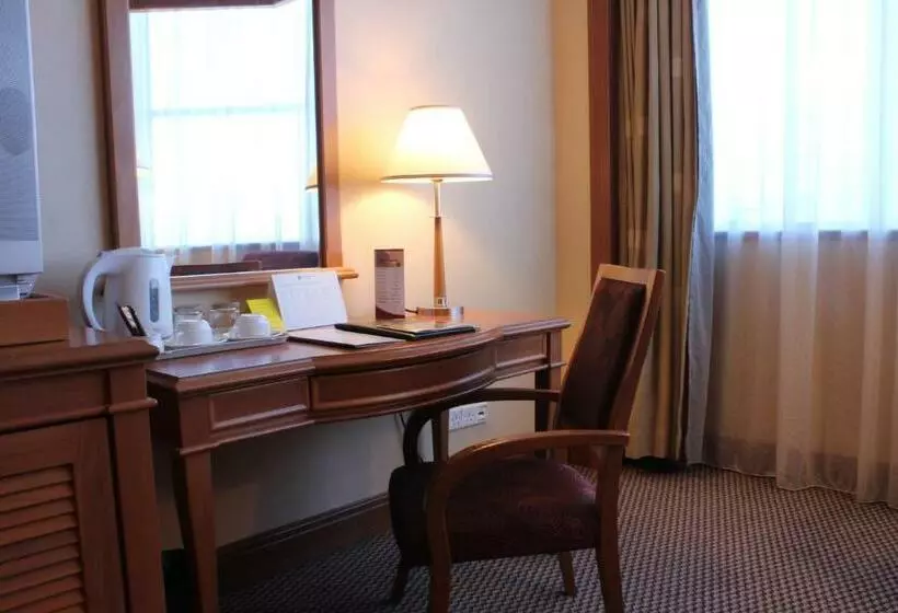 キングサイズベッドのスタンダードルーム, Imperial Hotel Miri