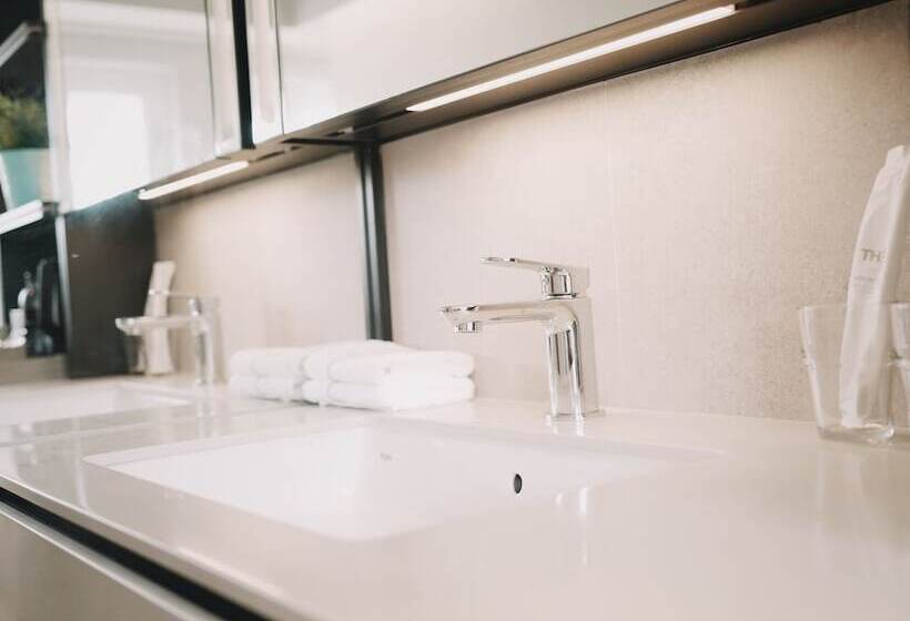 اتاق لوکس, 1900 Express Chinatown