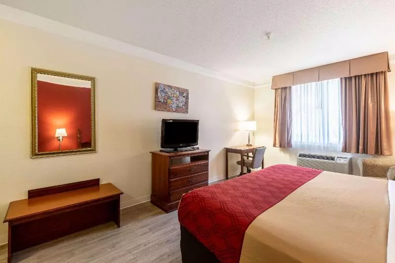 キングサイズベッドのスタンダードルーム, Econo Lodge  Inn & Suites