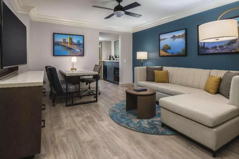 سوئیت برای معلولان, Embassy Suites By Hilton Sacramento Riverfront Promenade