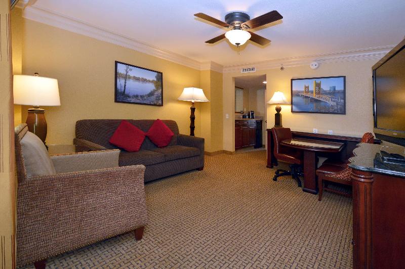 프리미엄 스위트, Embassy Suites By Hilton Sacramento Riverfront Promenade