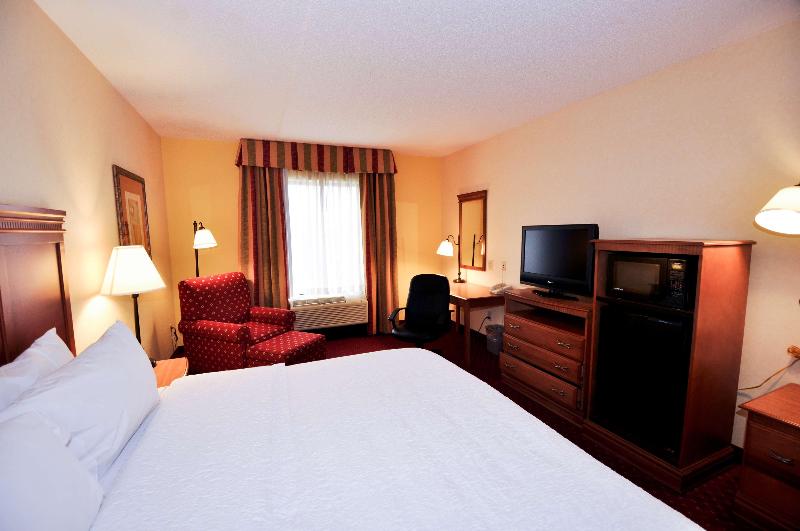 キングサイズベッドのスタンダードルーム, Hampton Inn & Suites Louisville East