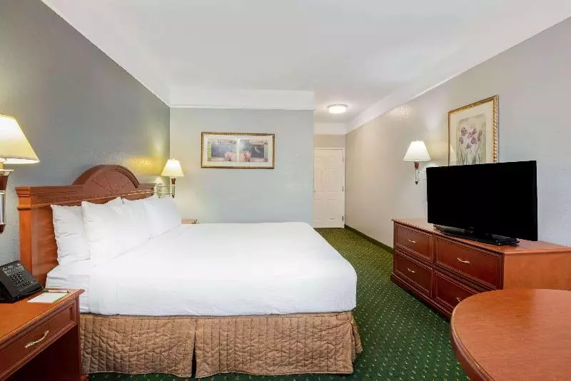 キングサイズベッドのスタンダードルーム, La Quinta By Wyndham Stephenville