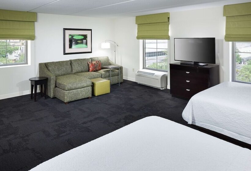 스탠다드 스튜디오, Hampton Inn & Suites Gainesvilledowntown