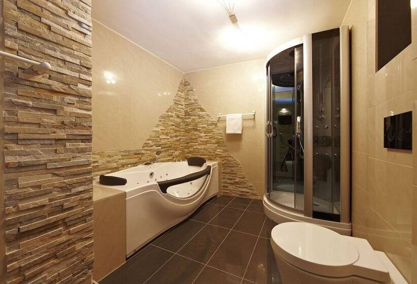 جناح جونيور, Atlas Grand