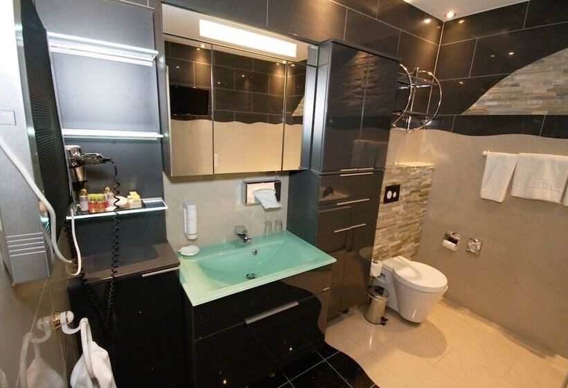 جناح سينيور, Atlas Grand