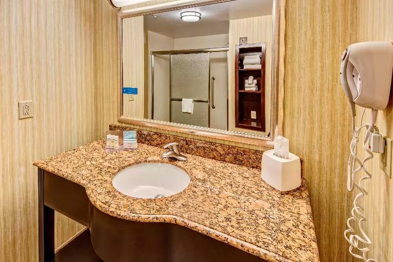キングサイズベッドのスタンダードルーム, Hampton Inn Rochesterirondequoit