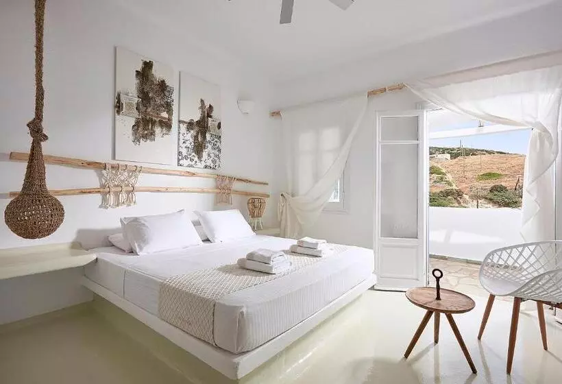 اتاق لوکس با چشم‌انداز باغ, Artemis Seaside Resort