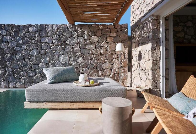 جناح سوبيريور, Artemis Seaside Resort