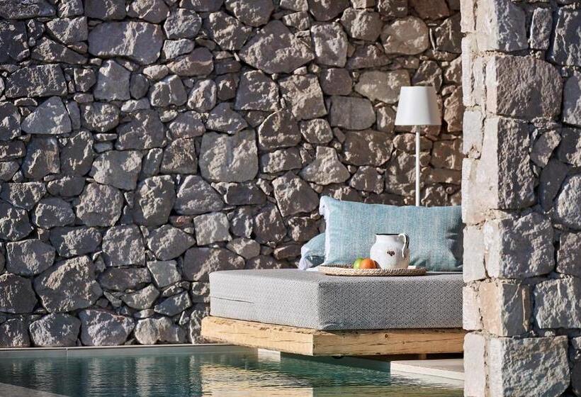 جناح سوبيريور, Artemis Seaside Resort