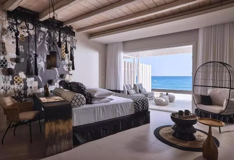 سوئیت با چشم‌انداز دریا و هیدروماساژ, Artemis Seaside Resort