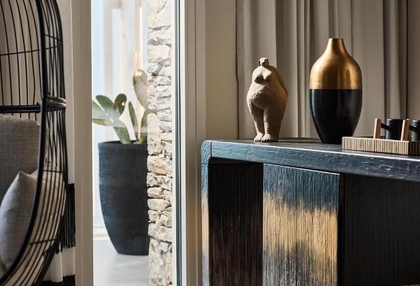 جناح مطلّ علي البحر مزود بجاكوزى, Artemis Seaside Resort