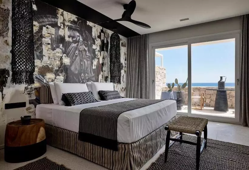 سوییت با چشم‌انداز دریا, Artemis Seaside Resort