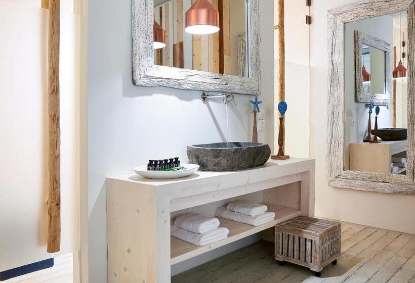 جناح سوبيريور مطل علي البحر, Artemis Seaside Resort