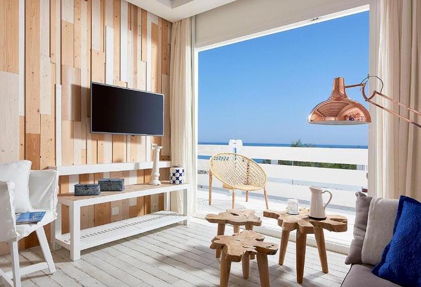 جناح سوبيريور مطل علي البحر, Artemis Seaside Resort