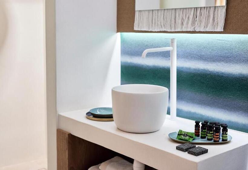 جناح سوبيريور, Artemis Seaside Resort