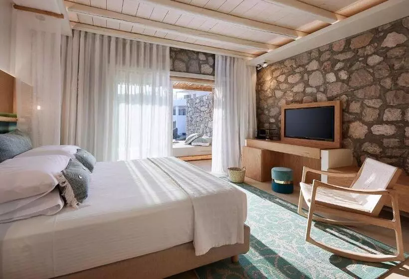 سوییت سوپریور, Artemis Seaside Resort