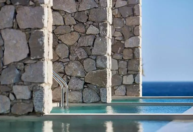 سوییت سوپریور, Artemis Seaside Resort