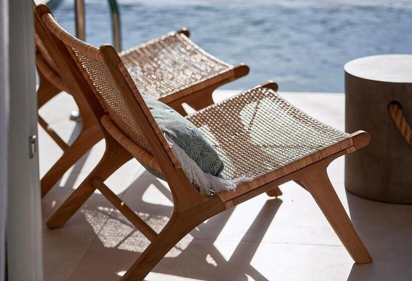 جناح سوبيريور, Artemis Seaside Resort