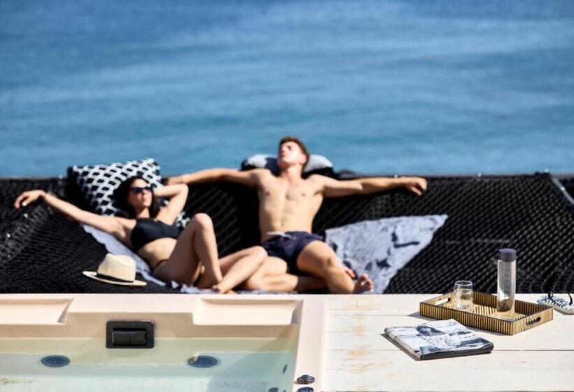 جناح مطلّ علي البحر مزود بجاكوزى, Artemis Seaside Resort