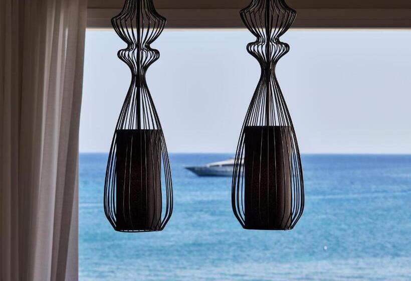 جناح مطلّ علي البحر مزود بجاكوزى, Artemis Seaside Resort