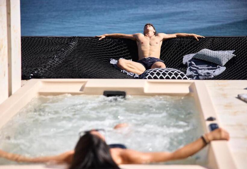 جناح مطلّ علي البحر مزود بجاكوزى, Artemis Seaside Resort