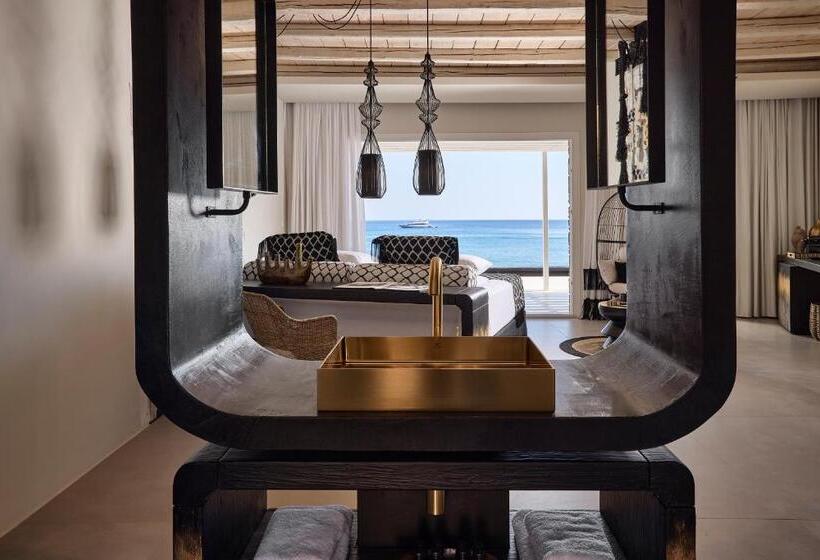 جناح مطلّ علي البحر مزود بجاكوزى, Artemis Seaside Resort